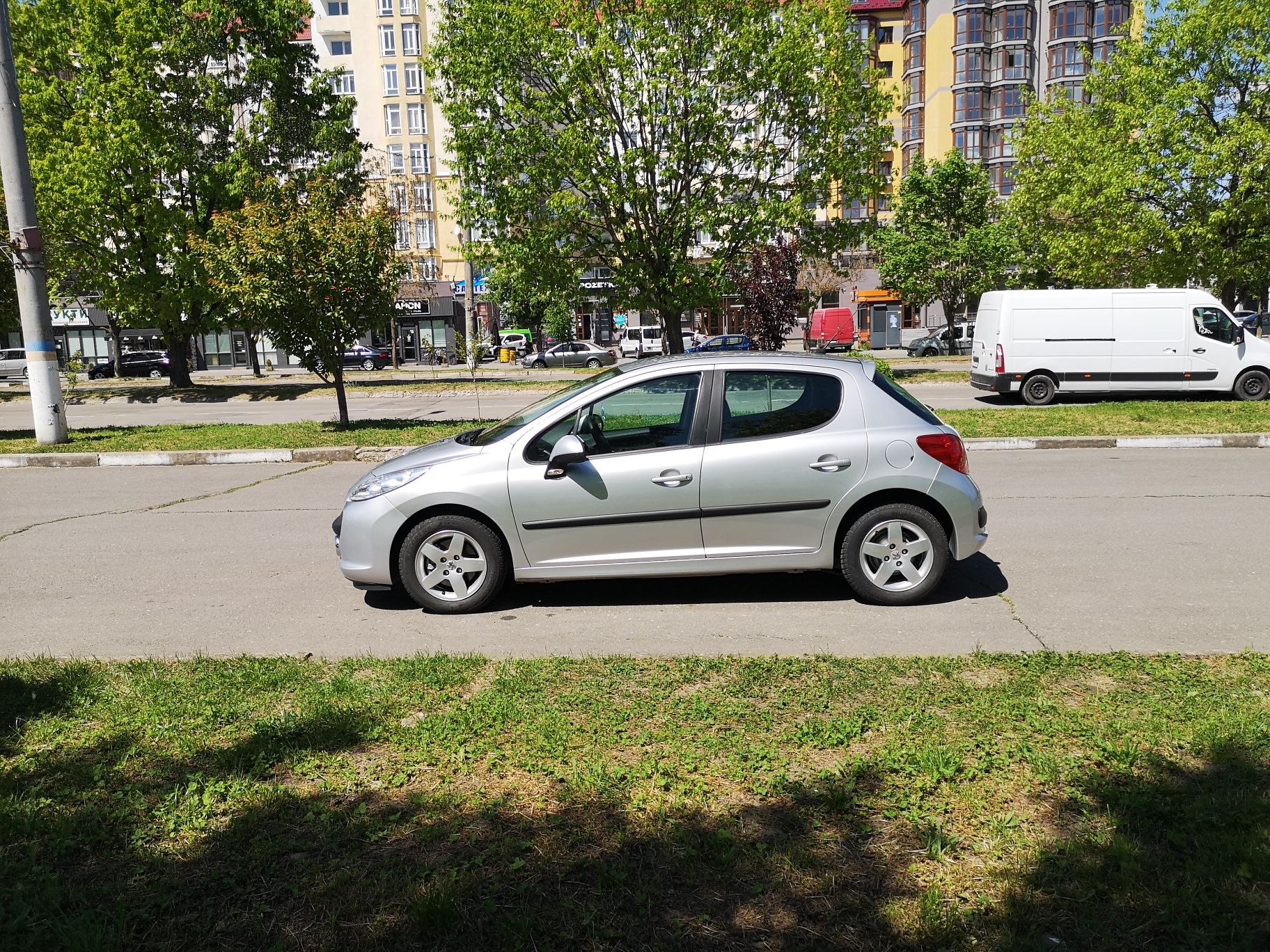 Peugeo 207  1.4 бензин  2009 року розмитнене  олива ГРМ замінено