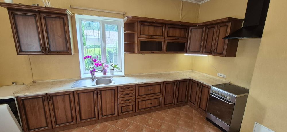 Якісна кутова кухня з класичними фасадами під дерево