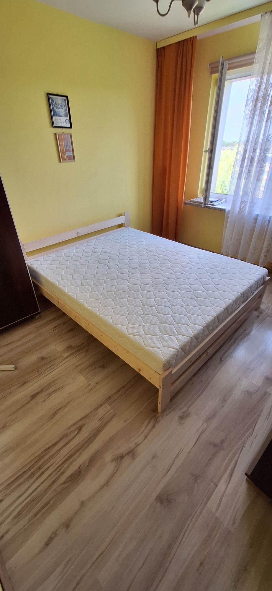 Łóżko drewniane sypialniane z materacem 1,6x2m