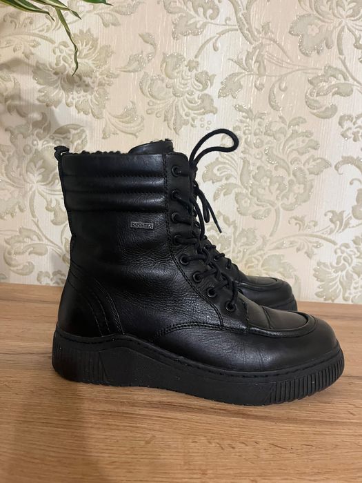 Продам ботинки зимние женские