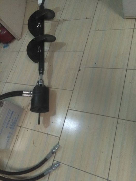 Wiertnica hydrauliczna do ziemi z wiertłem 25