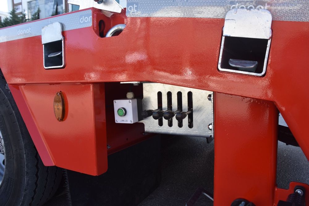 Nowa naczepa niskopodwoziowa trzyosiowa Donat najazdy hydrauliczne