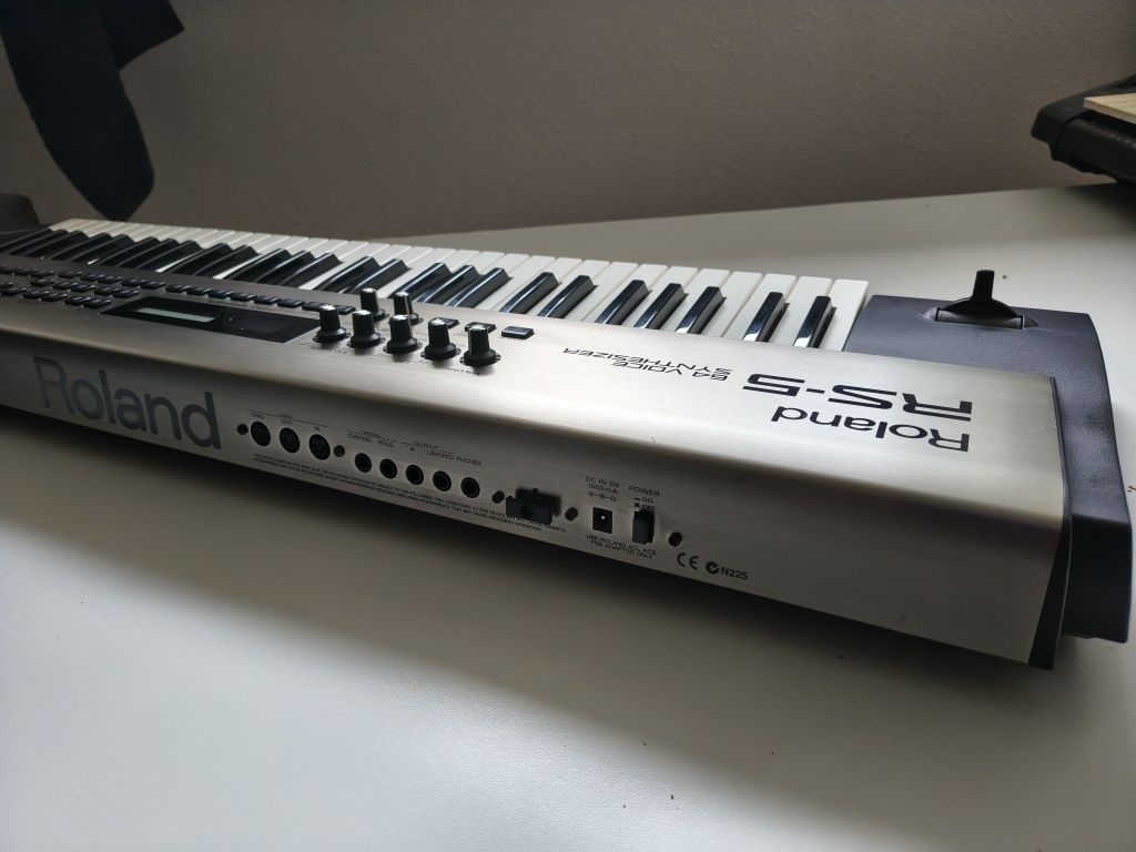Roland RS-5 syntezator