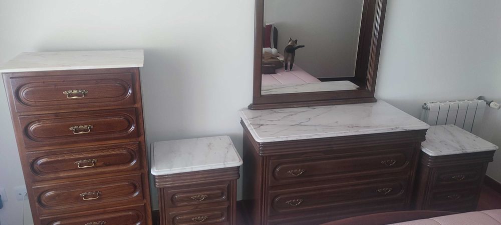 Cómoda, Camiseiro e Mesas de Cabeceira com Pedra Mármore
