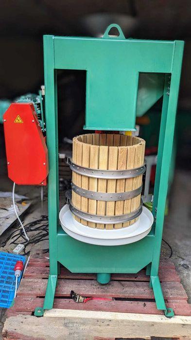 Prasa hydrauliczna, koszowa do tłoczenia soku z owoców.