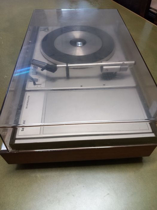 Gira discos com radio grundig (avariado)