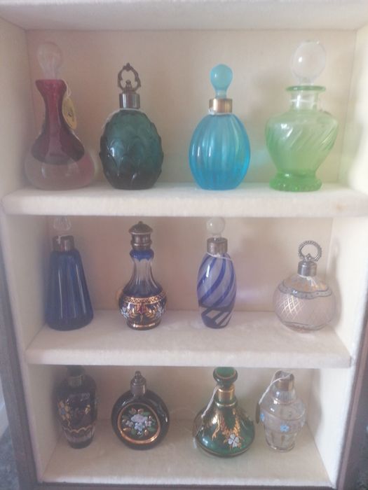 Coleção de frascos de perfume antigos