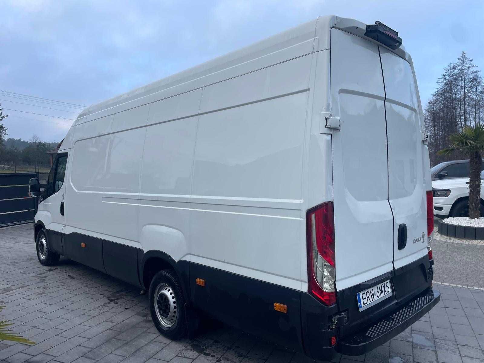 Wynajem busa IVECO DAILY Blaszak