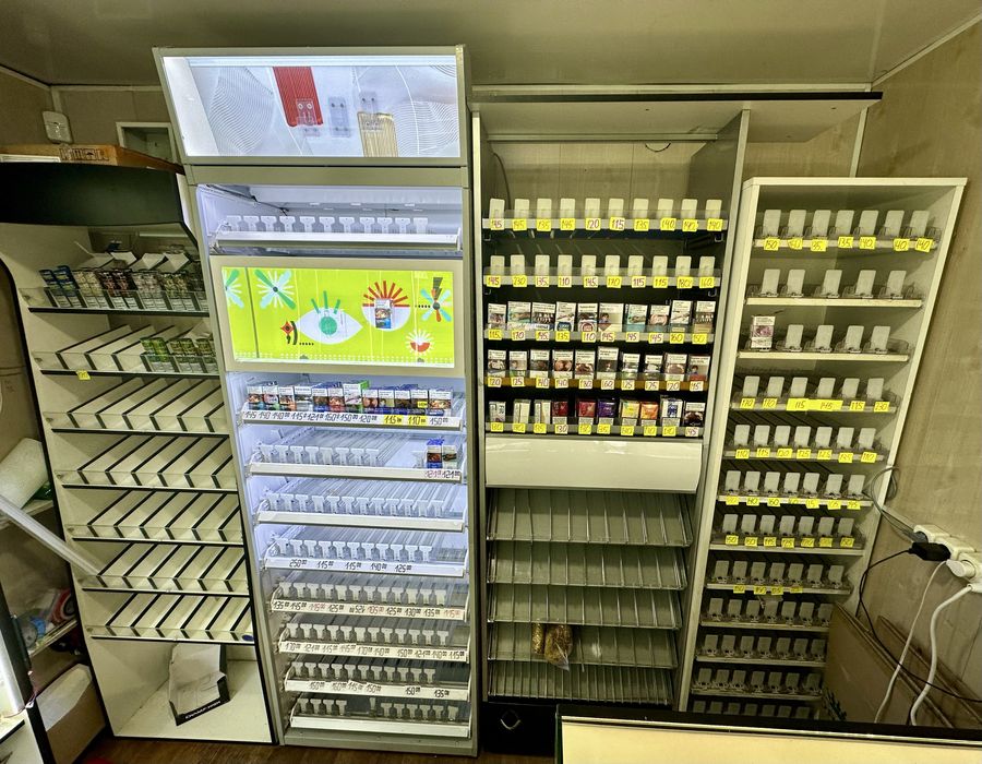 Продам цигаркові шафи та вітрину для цигарок.