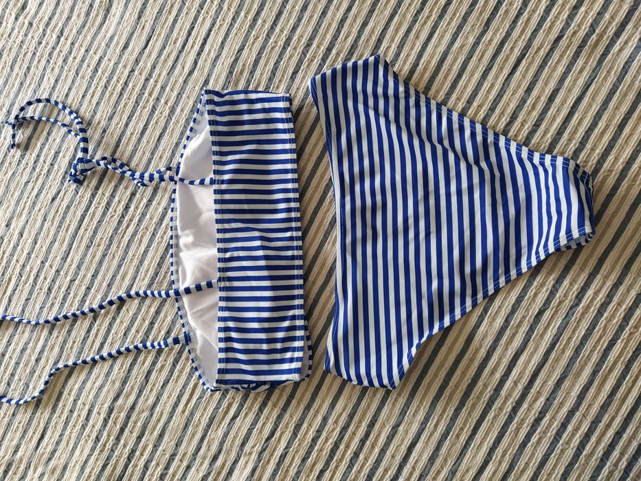 Biquíni azul e branco