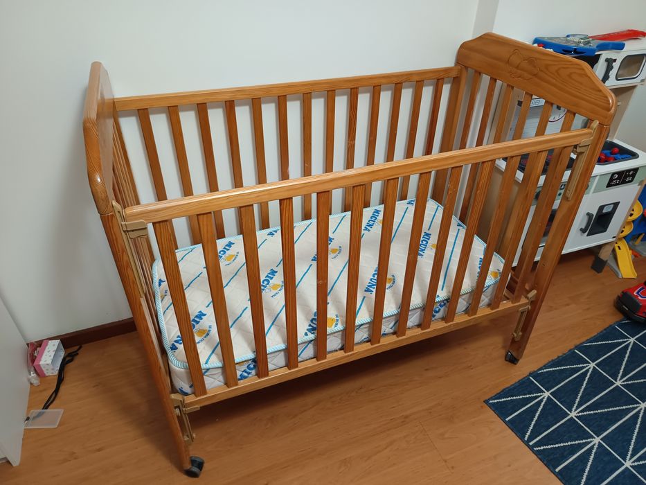 Cama de grades / Berço em madeira maciça com Colchão Verão/Inverno