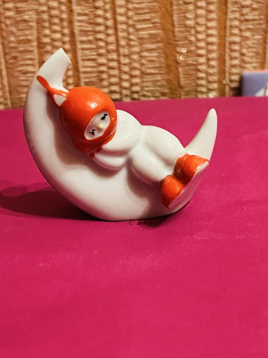 Статуетка космонавт на луні