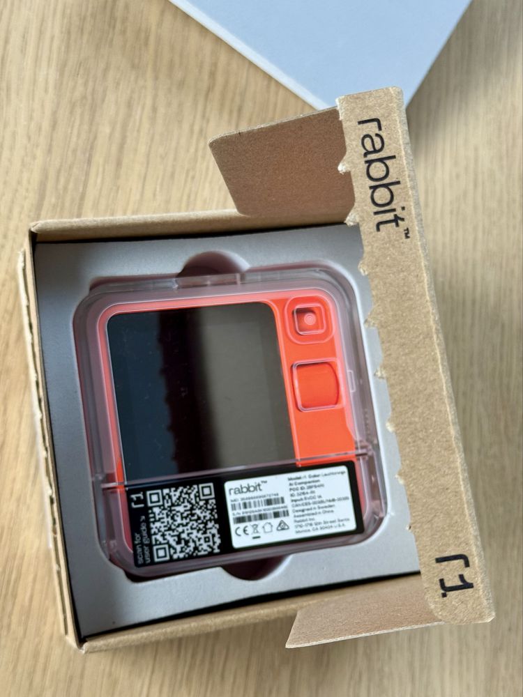 Rabbit R1 - urządzenie AI Perplexity Aparat Cyfrowy język PL