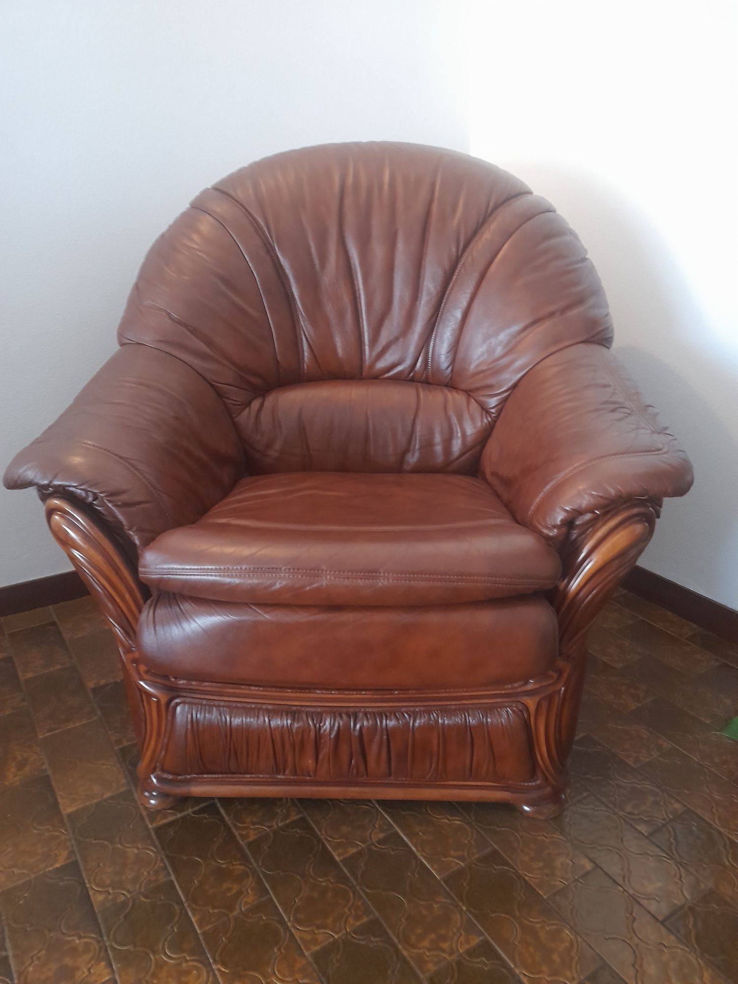 3 sofas em pele em ótimo estado