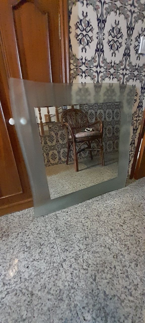 Espelho e prateleira flutuante em vidro