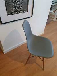 Cadeiras estilo Eames cinzentas