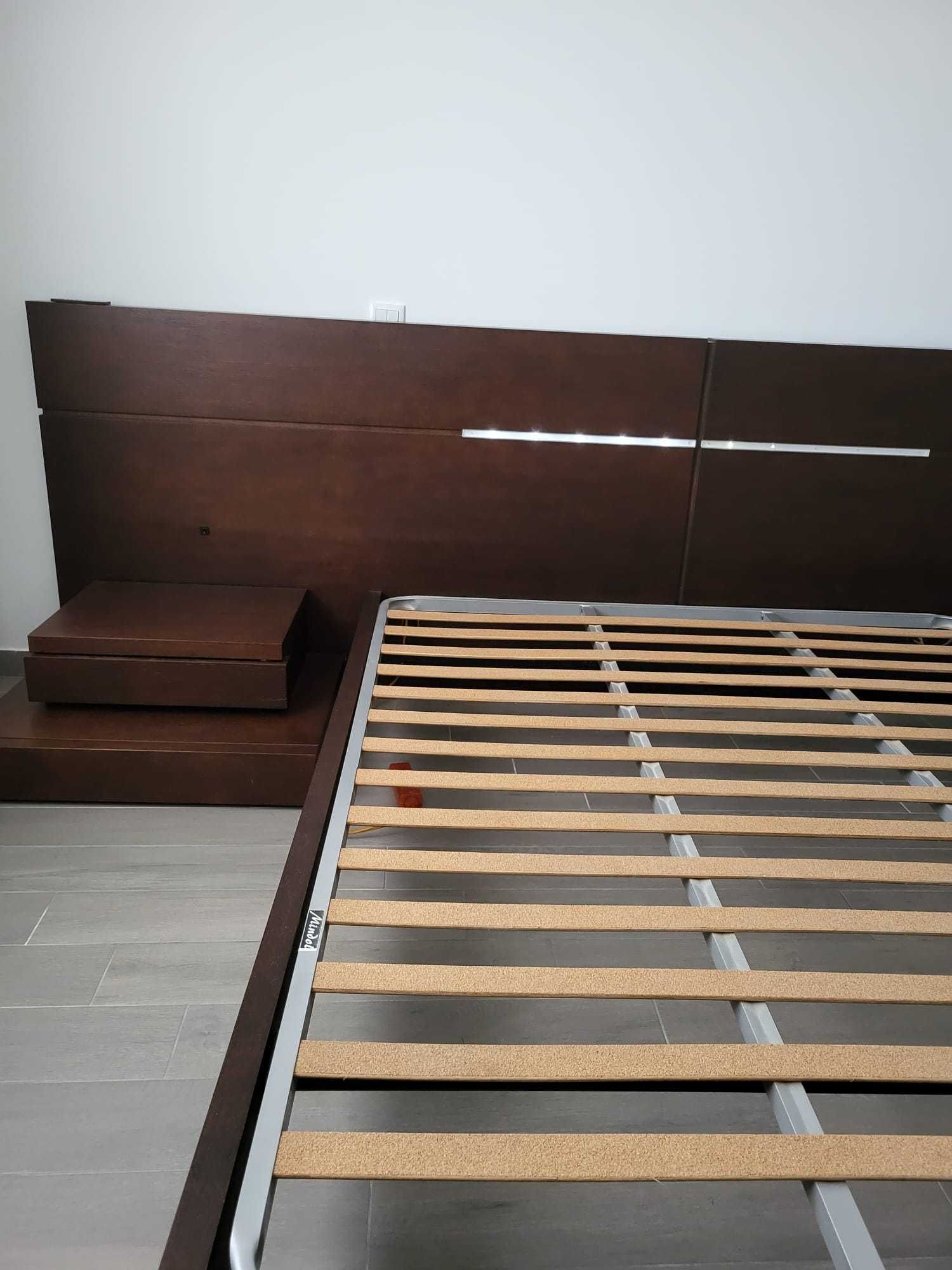 Conjunto Cama de casa com mesas de cabeceira e camiseiro