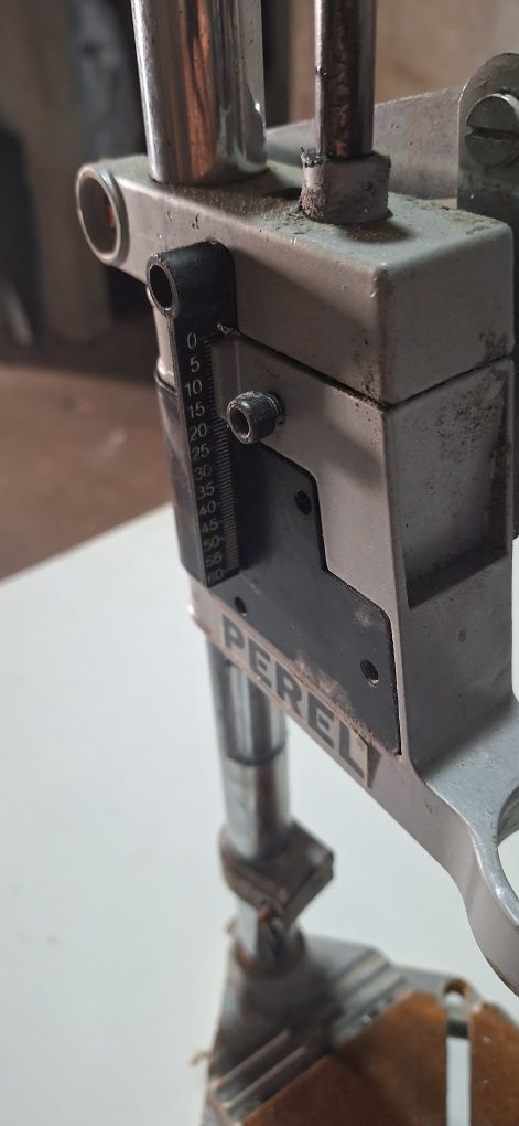Suporte vertical para maquina de furar de mão