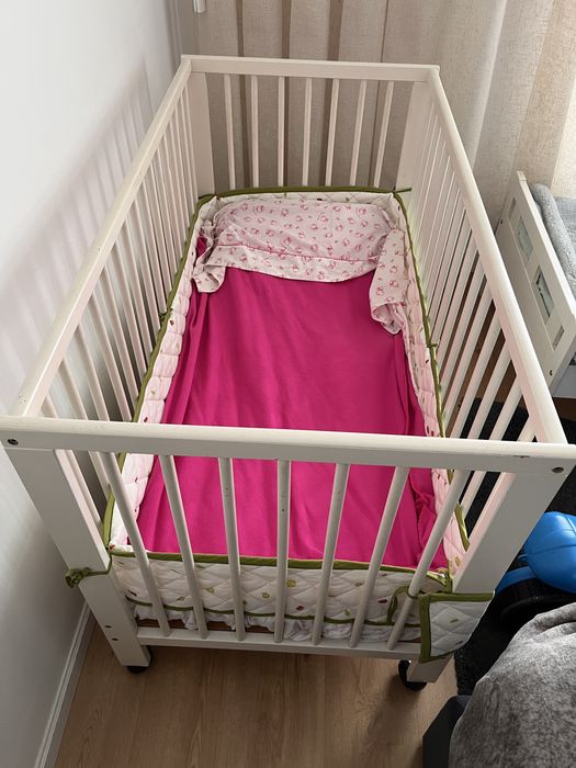 Berço / Cama de grades com colchão
