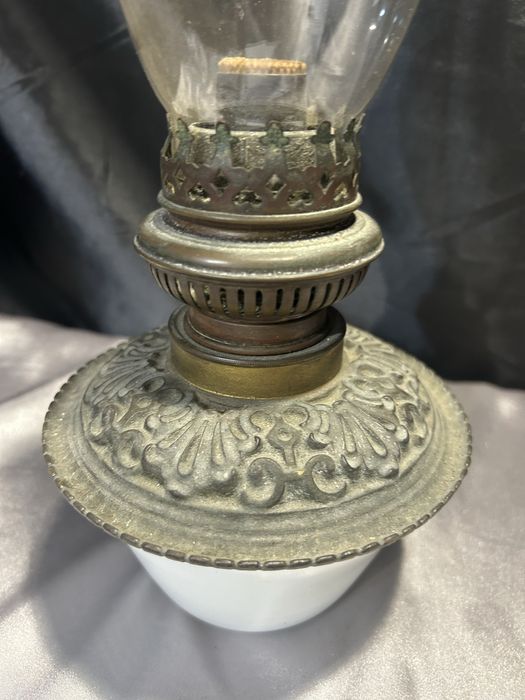 Lampa Naftowa z Białym Ceramicznym Zbiornikiem