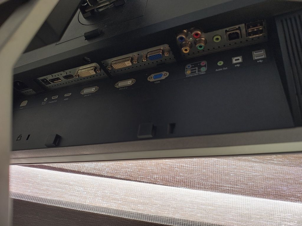 Komputer z monitorem