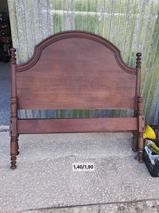 Cama de casal em madeira maciça
