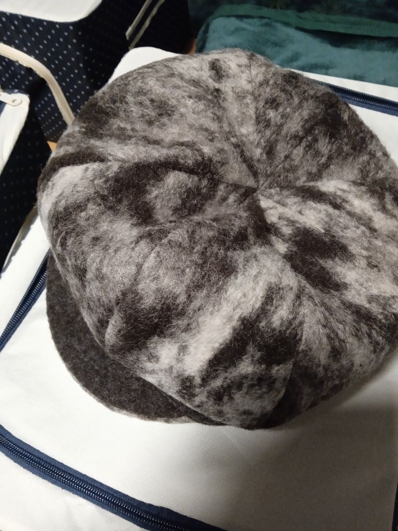 Czapka z daszkiem "Leo-Wool"
"Leo-Wool" - Czapka parasolka
65% Wolle
2