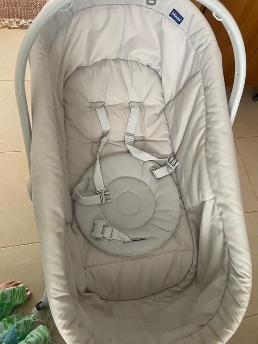 Berço e cadeira Chicco Baby Hug 4 em 1