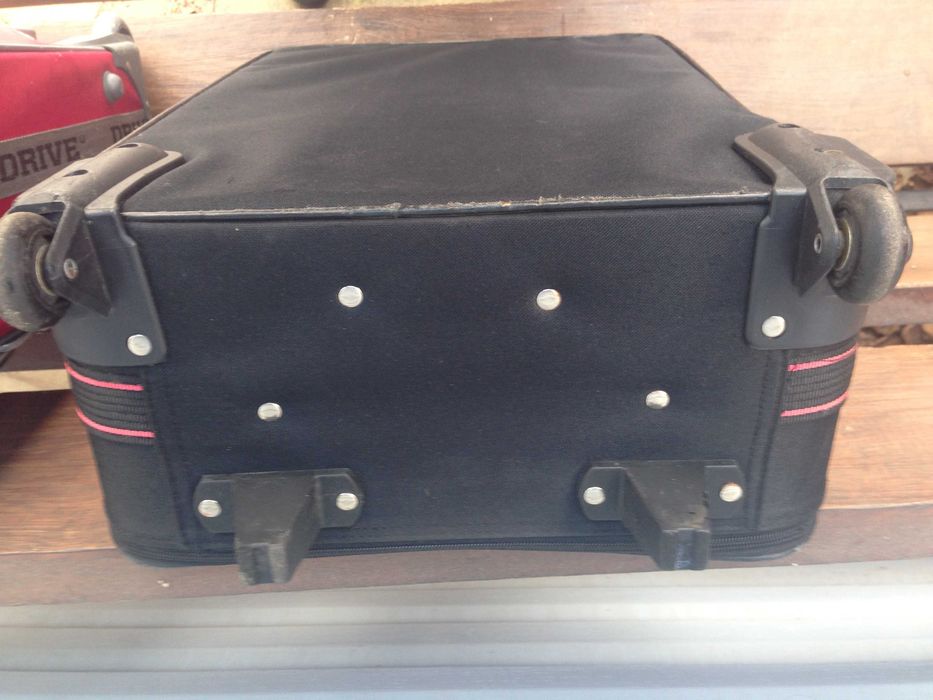 Чемодан 69х45х21 см, 69х49х25 в хорошем состоянии.