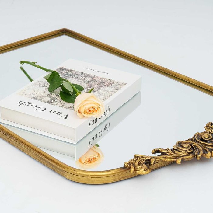 Złote barokowe lustro ścienne 40×61 cm z łukiem, dekoracyjne