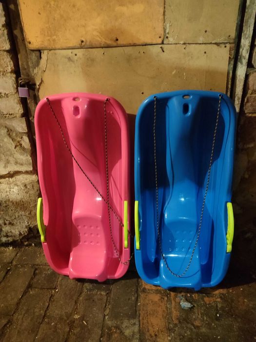 Sanki plastikowe niebieskie różowe z rączkami hamulcami