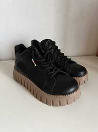 Жіночі черевики чорного кольору, 39 розмір