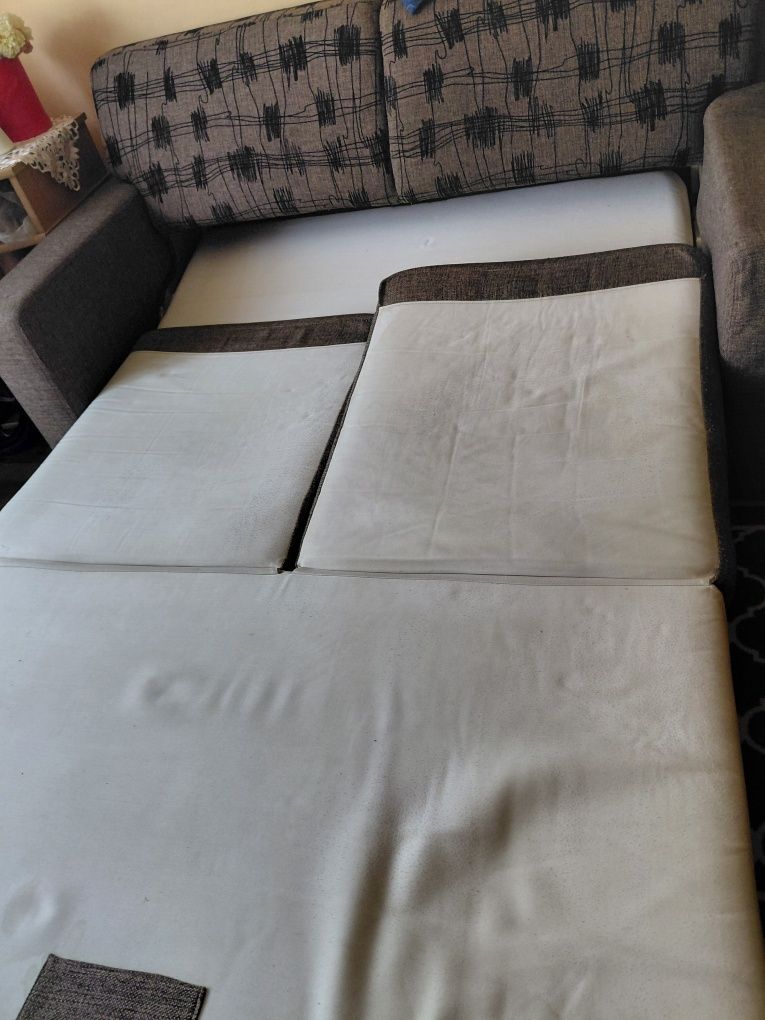 Sofa rozkładana z pojemnikiem na pościel