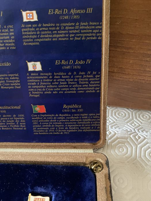 Coleção completa Pins Bandeiras de Portugal, com estojo