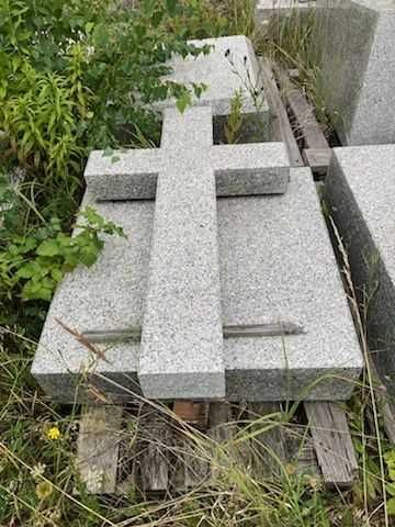 Krzyż granitowy z cokołem wysokość 3,24m