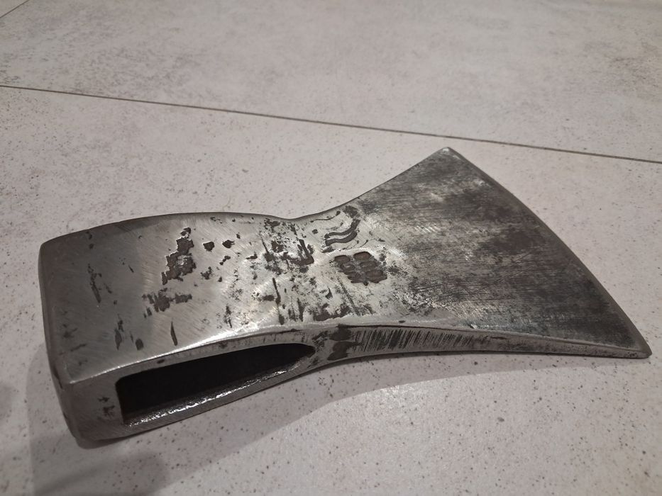 Stara sygnowana kłuta siekiera duża.