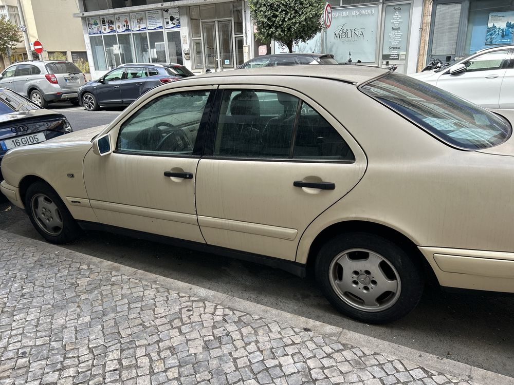 Mercedes E200 D 1998. Reservado