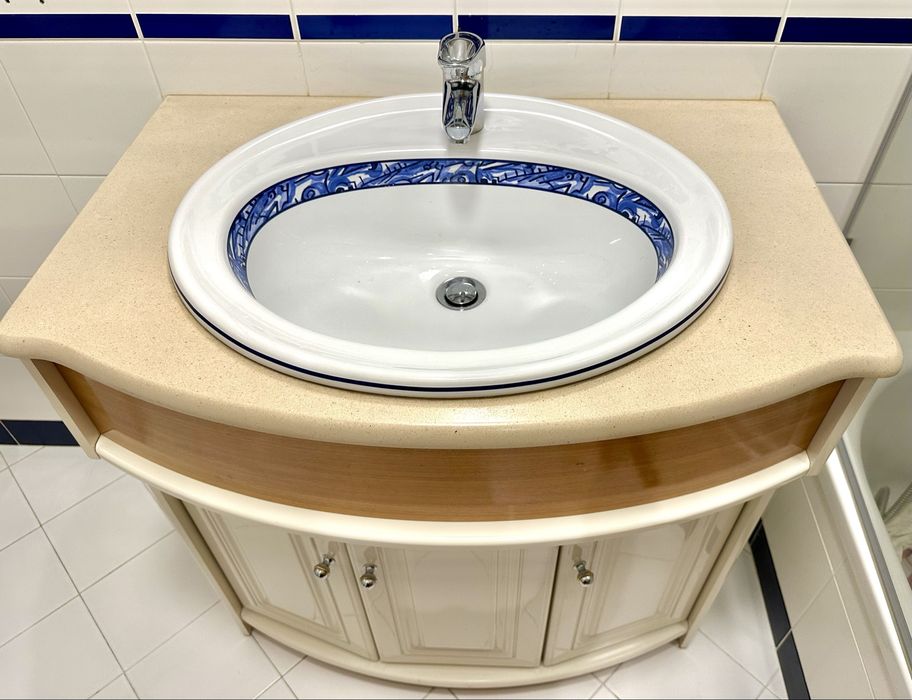 Movel casa de banho com lavatorio e torneira