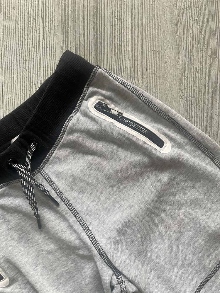 Szare dresowe spodnie chłopięce rozm. 122 H&M