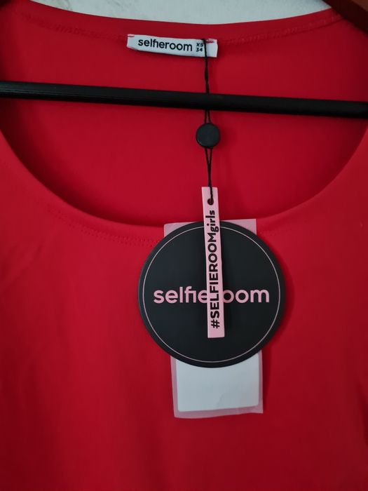 Czerwona sukienka etui Selfieroom