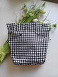 O Bag Mini, organizer w pepitkę z falbanką do torebki