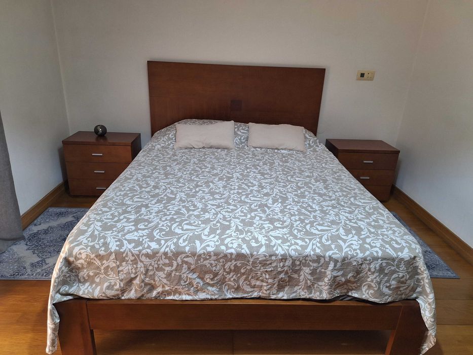 Quarto de Casal em Pinho madeira maciça , impecável !
