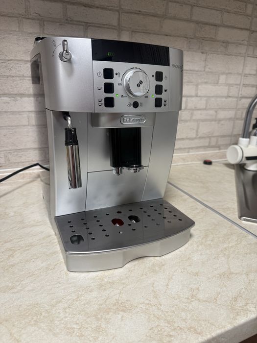 Кавомашина DeLonghi Magnifica S ECAM 22.110sb 2022 рік як нова