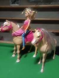 Lalka Barbi i koń chodzi