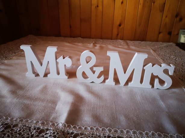 Biały drewniany napis mr & mrs