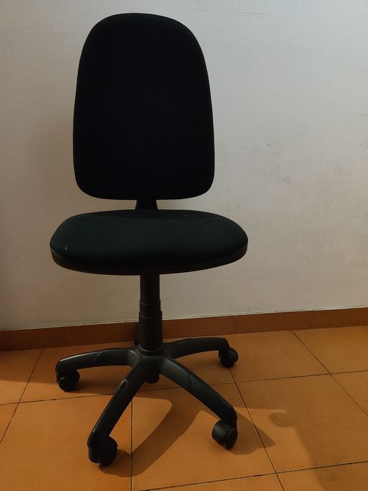 Cadeira rotativa e ajustável de escritório
