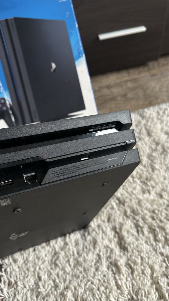 Sony Playstation 4 Pro 1 TB с дисководом + detroit