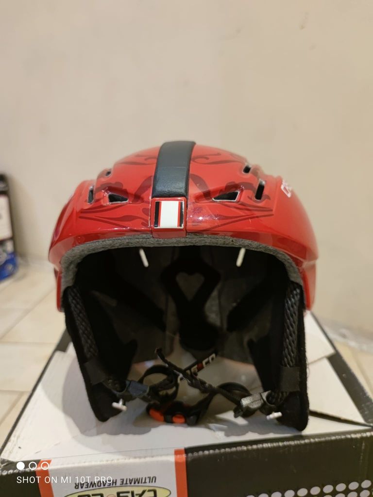 Śliczny kask narciarski casco