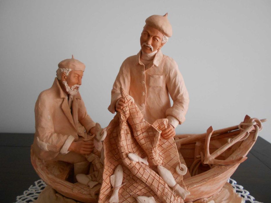 Espetacular peça de cerâmica artesanal "Pescadores", ano de 2002.