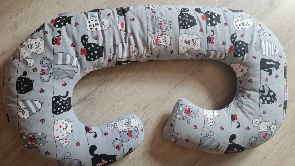 Super Mami "C" Poduszka dla kobiet w ciąży wzór Koty. Do karmienia